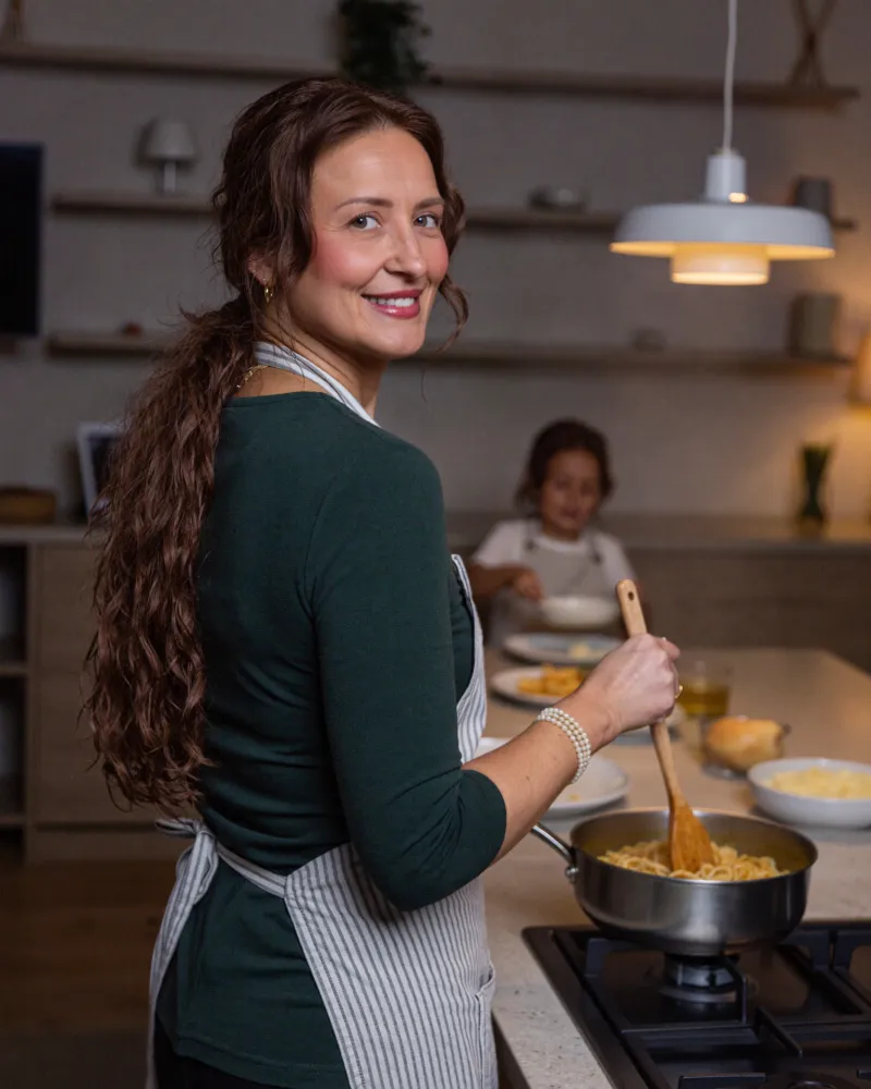 Ina kocht in der Küche